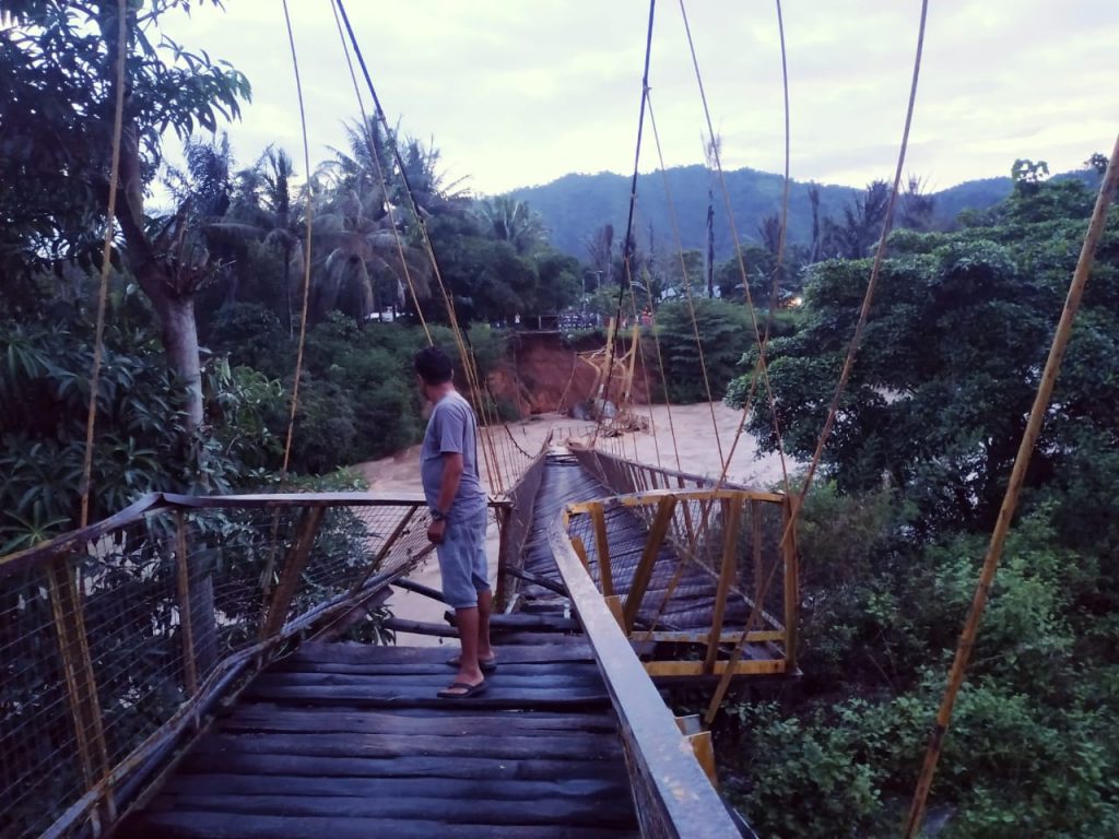 Diterjang Luapan Sungai Bulango, Jembatan Gantung Tapa Ambruk Total