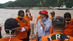 Gunakan Kapal Basarnas, Bupati Hamim Boyong Bantuan Kemanusiaan Ke Bone Pesisir