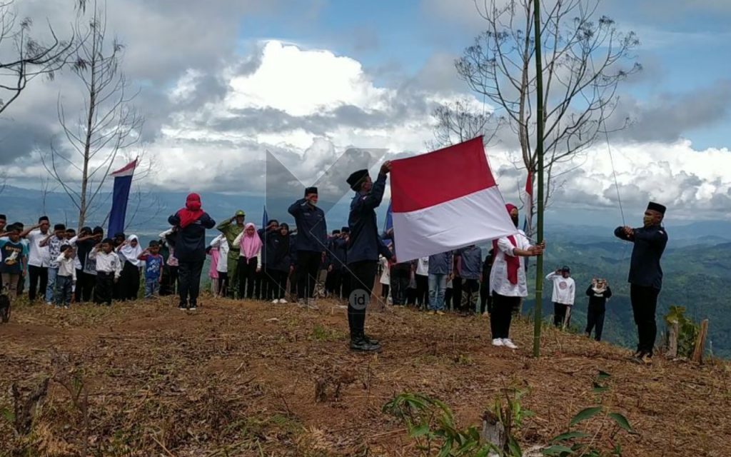 Peringati HUT RI Ke-75, Pemdes Dan KT Tapaluluo Gelar Upacara di Puncak Lestari