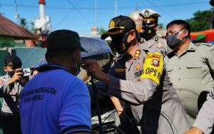 Tekan Penyebaran Covid-19, Polres Gorut Bagikan Ribuan Masker