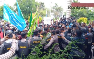 Masa Aksi Tolak Omnibus Law di Gorontalo, Mulai Saling Dorong Dengan Aparat