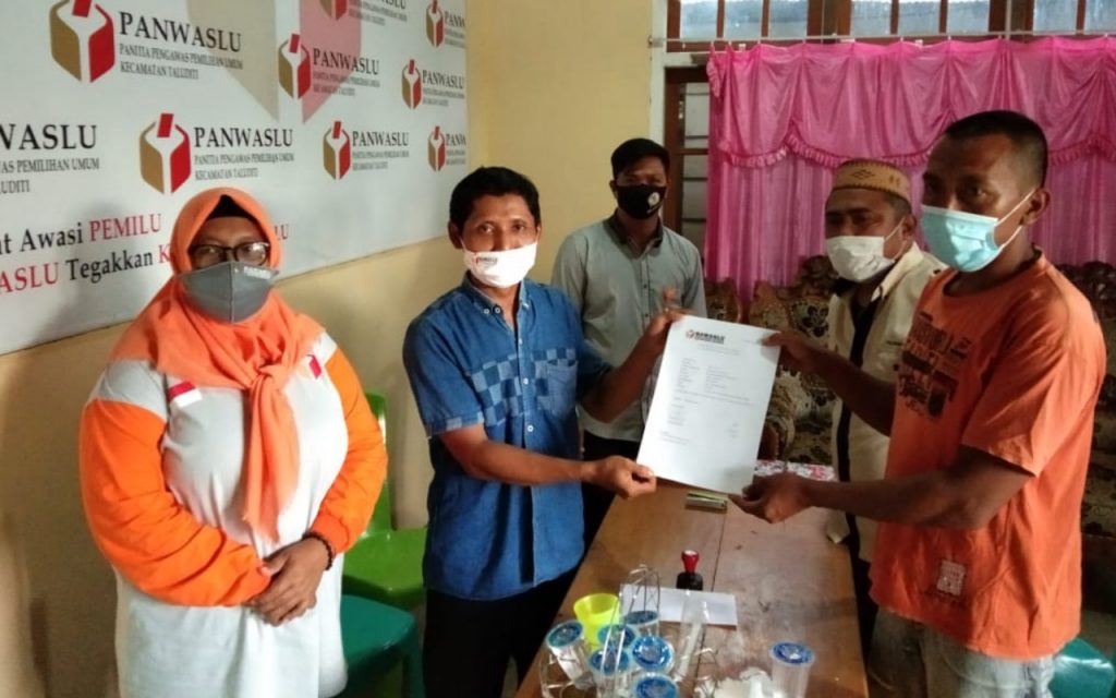 Pindahkan APK Pasangan HZO, Kades Taluditi Dinilai Tak Netral