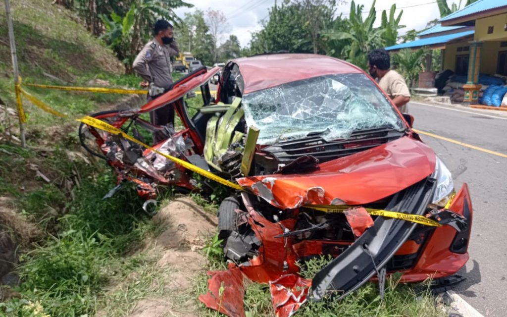 Mobil Toyota Calya dan Mobil Truk Terlibat Kecelakaan di Kecamatan Bilato