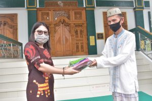 Minimalisir Covid-19,  Nakertrans Pohuwato Bagi Masker Gratis di Rumah Ibadah