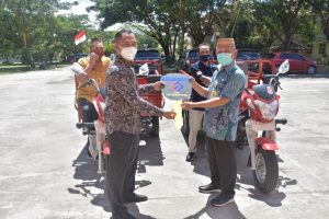Hibah CSR, Wabub Amin Menerima 2 Unit Kenderaan Pengangkut Sampah