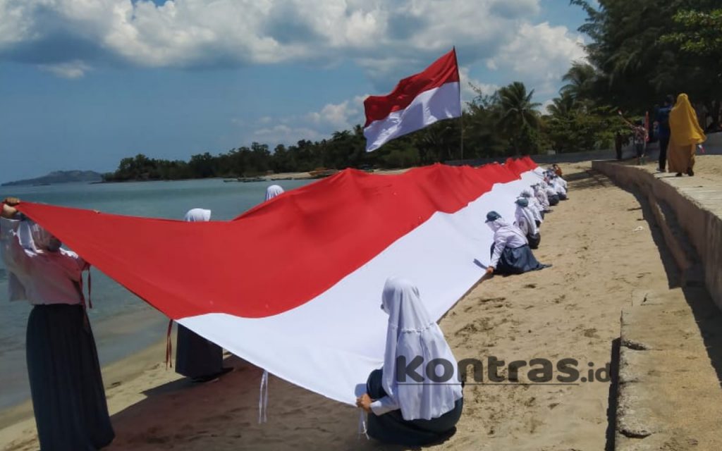 Peringati Hari Pahlawan, SMAN 7 Gorut Bentangkan Bendera Merah Putih 75 Meter
