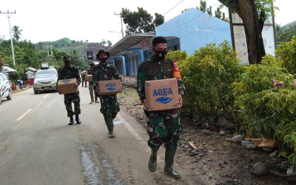 Kodim 1314 Gorut Kerahkan 80 Personil Bantu Korban Banjir