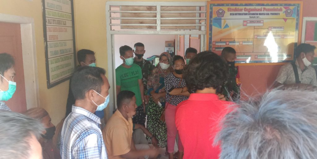 Kades Botubilotahu Diusir Warga Dari Kantor Desa