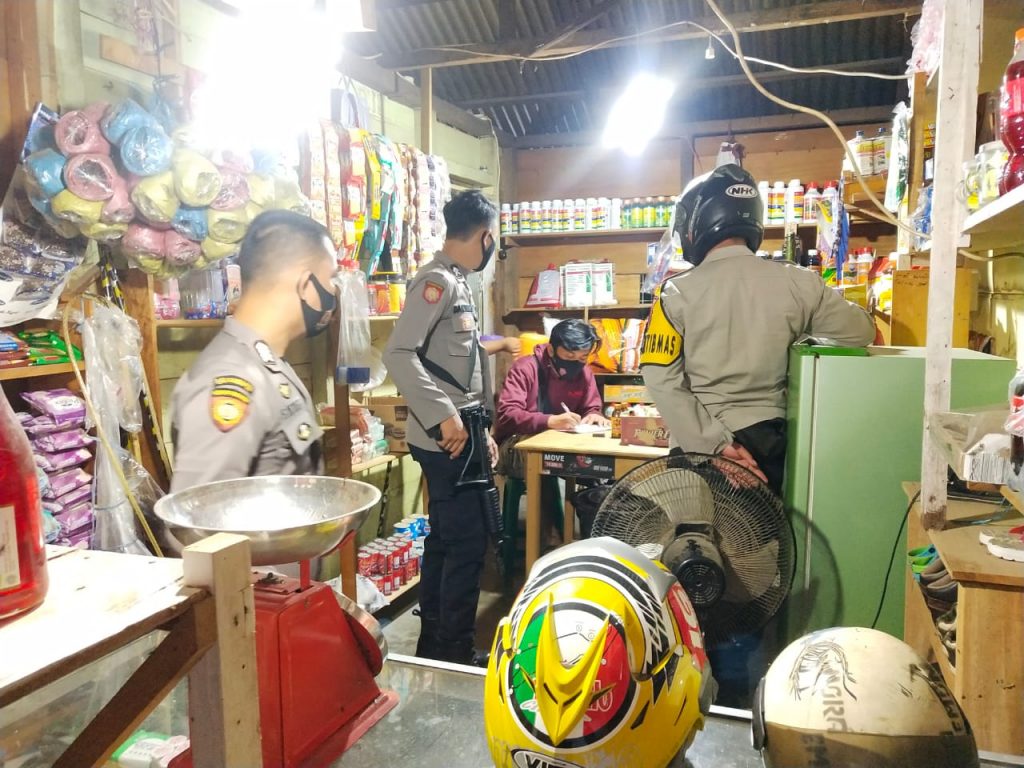 Gelar Razia, Polsek Popayato Sita Puluhan Botol Miras