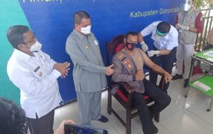 Usai Ikut Vaksinasi, Kapolres Gorut : Masyarakat Jangan Takut Divaksin