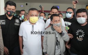 Lantunan Sholawat Sambut Kedatangan Nelson-Hendra di Bandara Gorontalo