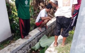 Warga Perumahan Kertasari Permai Temukan Mayat Pria Membusuk di Saluran Air