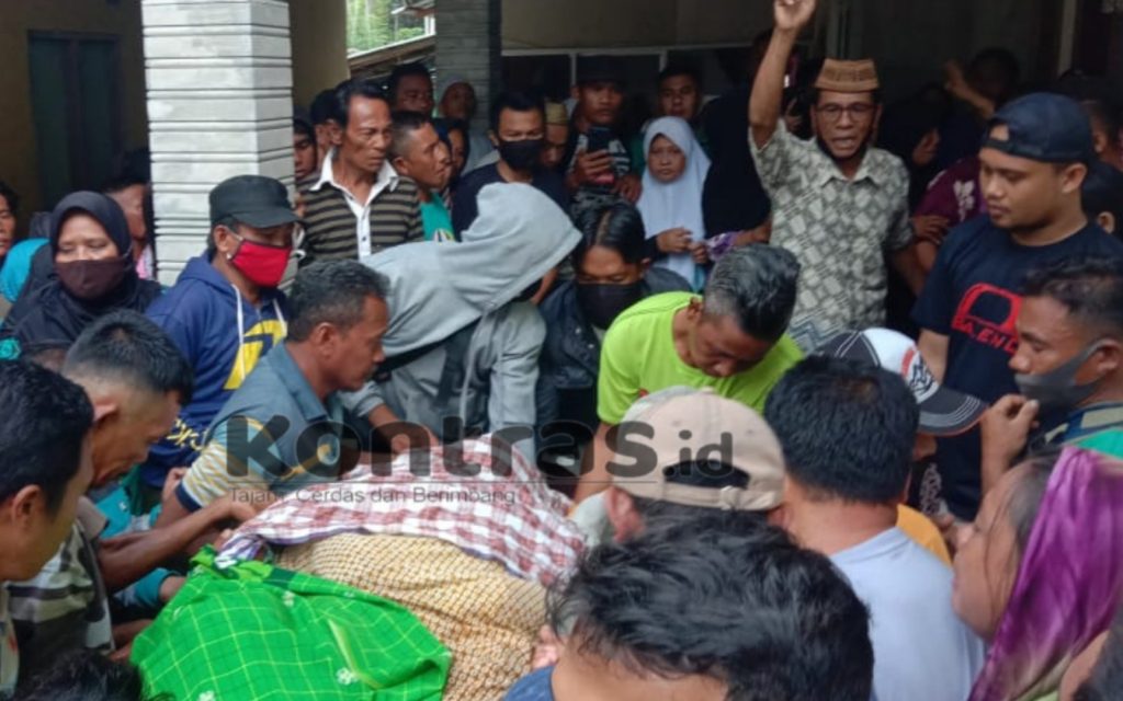 Keluarga Histeris Sambut Jenazah Korban Pembacokan di Tambak Pohuwato