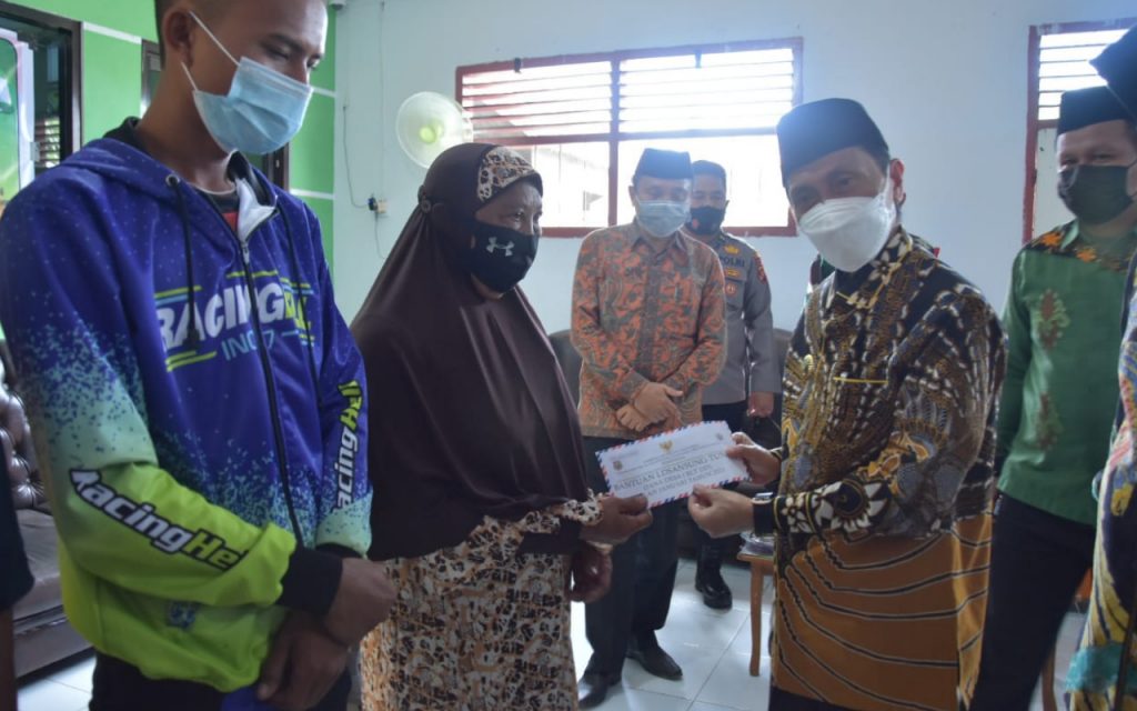 Bantu Pelaku Usaha, Pemkab Gorontalo Salurkan Bantuan