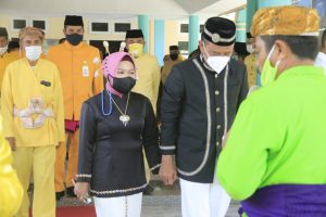 Dengan Prosesi Adat Mopotulungo, Syarif Mbuinga Tinggalkan Rumah Jabatan