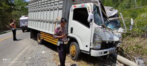 Bikin Geger, Truck Hantam Tiang Listrik di Pohuwato