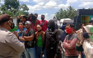 Tak Puas Hasil Sidang Komisi Pilkades, Warga Seruduk Kantor Desa Hutabohu