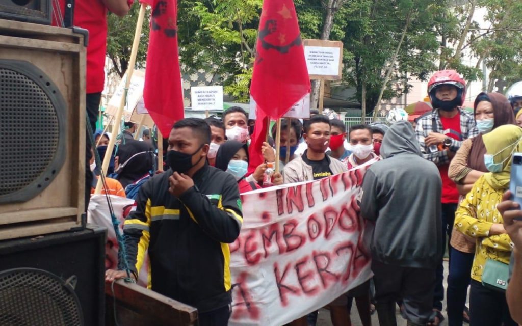 Ratusan Massa Seruduk DPRD Kabgor, Ini Tuntutan Mereka