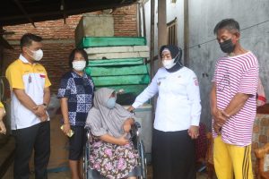 Wabub Suharsi Serahkan Bantuan Kursi Roda ke Penyandang Disabilitas