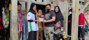Berbagi Berkah, Rahmat Ambo Sumbang Sepeda Motor Dan Uang Tunai Untuk Shevia