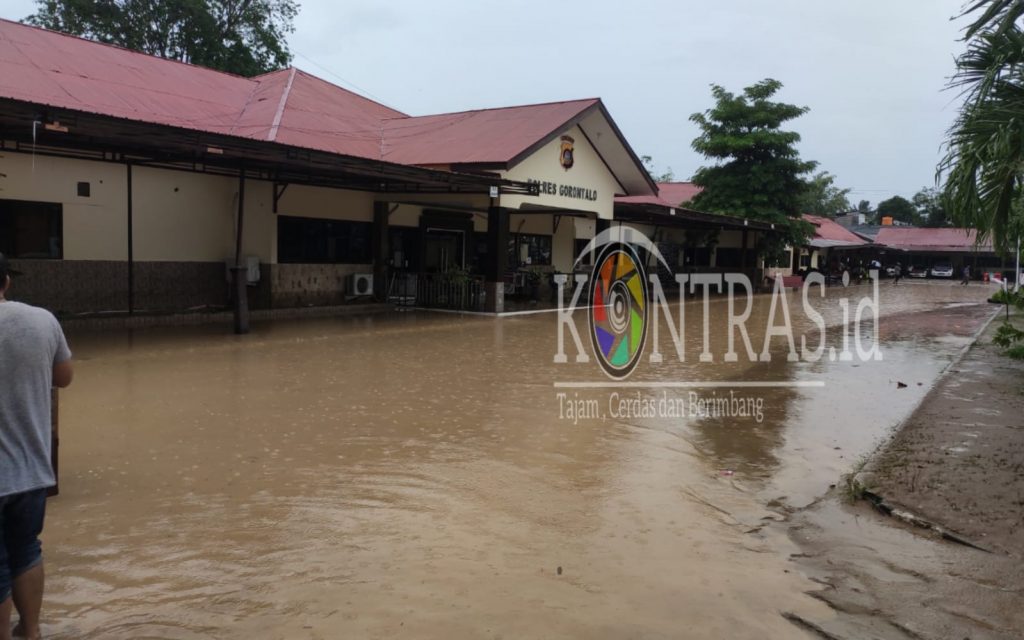 Tanggul Sungai Bulota Jebol, Mapolres Gorontalo Terendam Banjir
