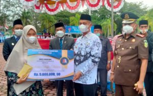 Peringati HGN Ke-76, Siswa Berprestasi Terima Bonus Dari Bupati Nagan Raya