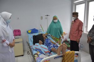 Penderita Tumor Asal Duhiadaa Dijenguk Bupati Saipul Di RSAS