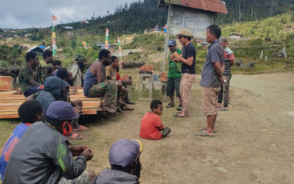 Iman bersama orang-orang Papua