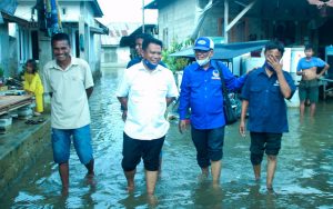 Roman Nasaru dan Wisnu Nusi Berbagi Dengan Korban Luapan Air Danau Limboto