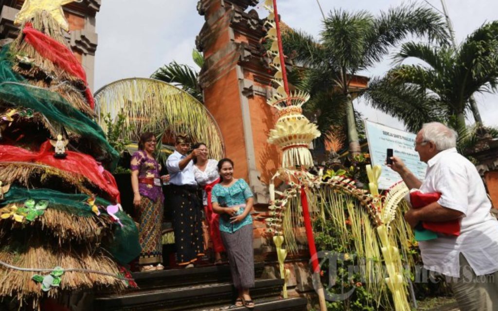 Tradisi Ngejot dan Penjor Pada Perayaan Natal di Bali