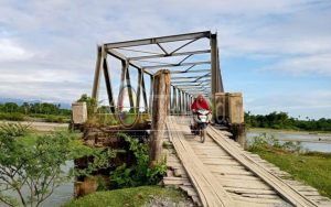Jembatan Penghubung Desa Alue Buloh dan Krueng Mangkom Nagan Raya Memprihatinkan