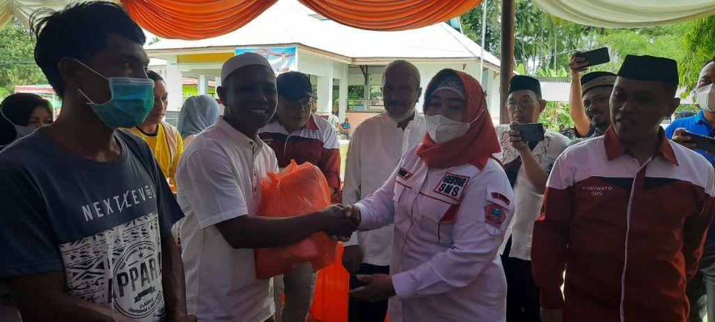 Wabub Suharsi Serahkan Bantuan Pangan di Popayato Timur