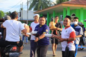 Pererat Silaturahmi, KT Olongia Sipayo Dan Club Sepak Bola Paguat Bagi-Bagi Takzil