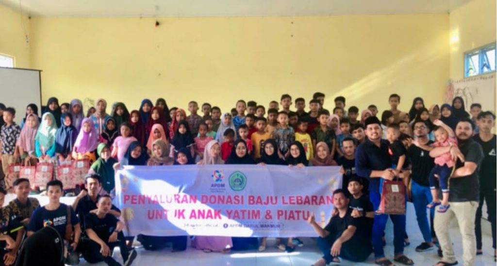 APDM Bersama Ipelmasdam Aceh Barat Serahkan Baju Lebaran ke Anak Yatim Piatu