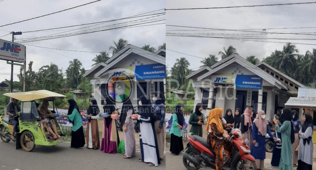 OSIS SMAN 7 Gorut Bagi-Bagi Takjil di Bulan Ramadhan