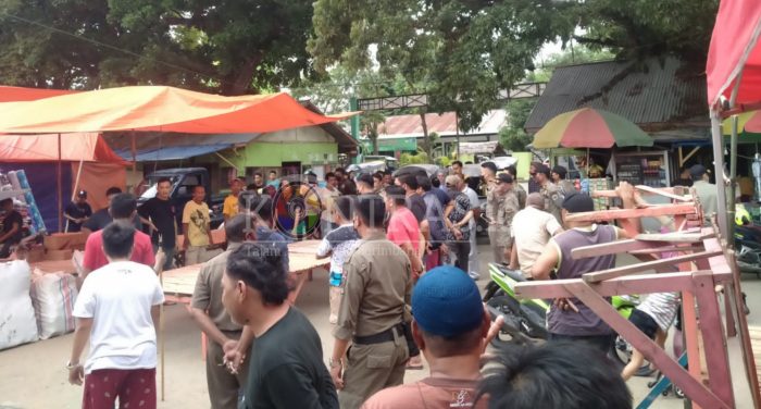 Satpol PP dan Pedagang Pasar Senggol Limboto