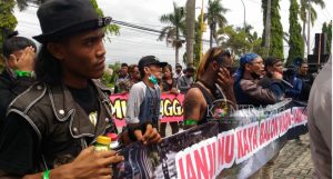 Dipicu Kondisi Jalan Rusak, Ratusan Massa Geruduk Kantor Bupati Pemalang
