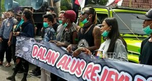 Prihatin Kondisi Jalan Rusak, Anak Punk di Pemalang Ikut Demo Bupati