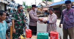 Bhabinkamtibmas Polsek Samudera Santuni Korban Angin Puting Beliung