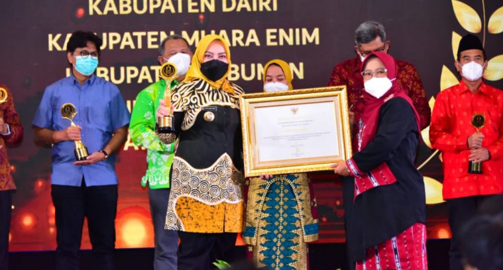 Dikomandoi Ratna Machmud, Pemkab Mura Raih Penghargaan SIMEP PA