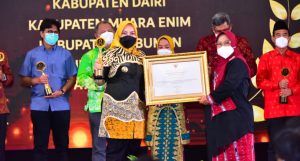 Dikomandoi Ratna Machmud, Pemkab Mura Raih Penghargaan SIMEP PA