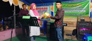 Dukung Turnamen Sepakbola Taluditi, Luluk A. Yuliyanti Serahkan Bantuan