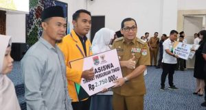 Salurkan Beasiswa, Wali Kota Lubuklinggau Minta Seluruh Lembaga Miliki Kepedulian Tinggi