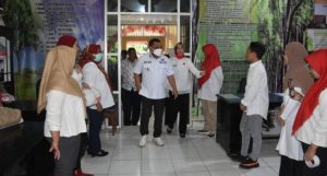 Selesaikan Penilaian Lomba Kebersihan Sendirian, Hendra Sindir Nelson Kerap Keluar Daerah