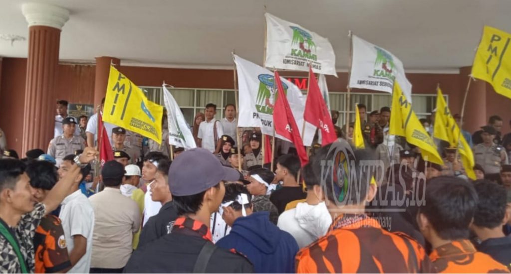 Tolak Kenaikkan BBM, Ratusan Mahasiswa Geruduk DPRD Kota Lubuklinggau