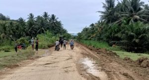 Rusak Parah, Warga Paloh Punti Lhokseumawe Patungan Perbaiki Jalan Line Pipa