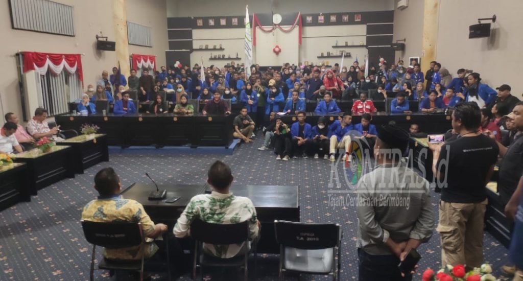Tolak Kenaikan BBM, Mahasiswa UMGo Duduki Kantor DPRD Kabupaten Gorontalo