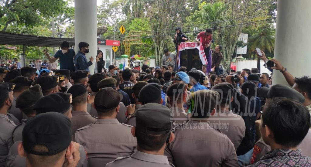 Aksi Mahasiswa UMGo di DPRD Kabupaten Gorontalo Nyaris Ricuh