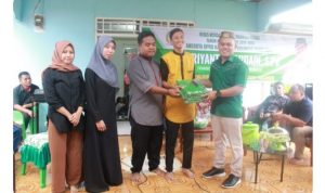 Febriyanto Mardain Serahkan 28 pcs Jas Pengurus Remaja Masjid Mohuyula
