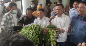 Gelar Aksi Damai, Warga Tabongo Serahkan Hasil Pertanian Kepada Para Pimpinan DPRD